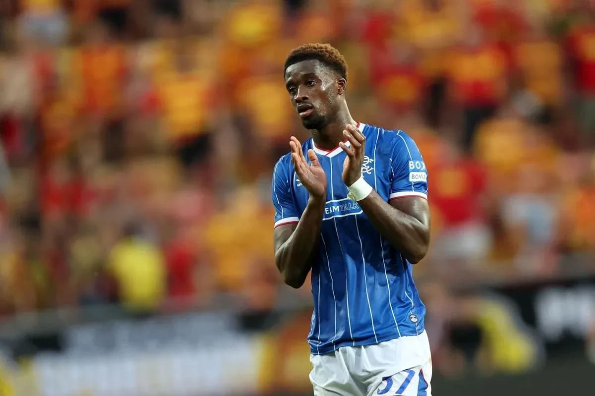 Joueur de Rangers applaudissant après le match Joueur de Rangers applaudissant après le match