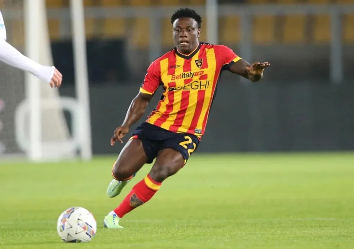 Joueur en action avec le maillot de Lecce Joueur en action avec le maillot de Lecce