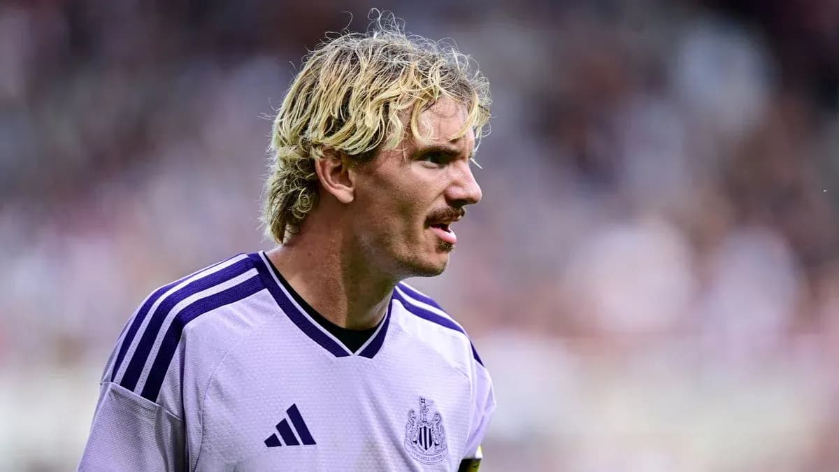 Joueur de Newcastle en maillot violet sur le terrain Joueur de Newcastle en maillot violet sur le terrain