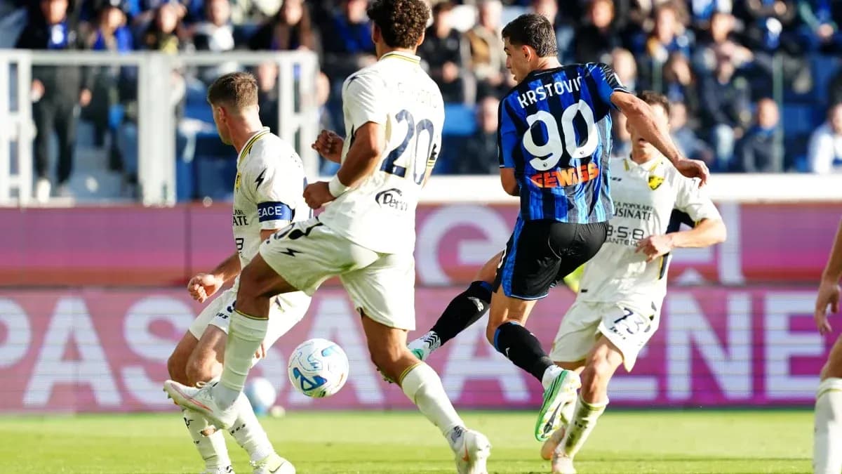 Joueurs d'Atalanta et Frosinone en action Joueurs d'Atalanta et Frosinone en action