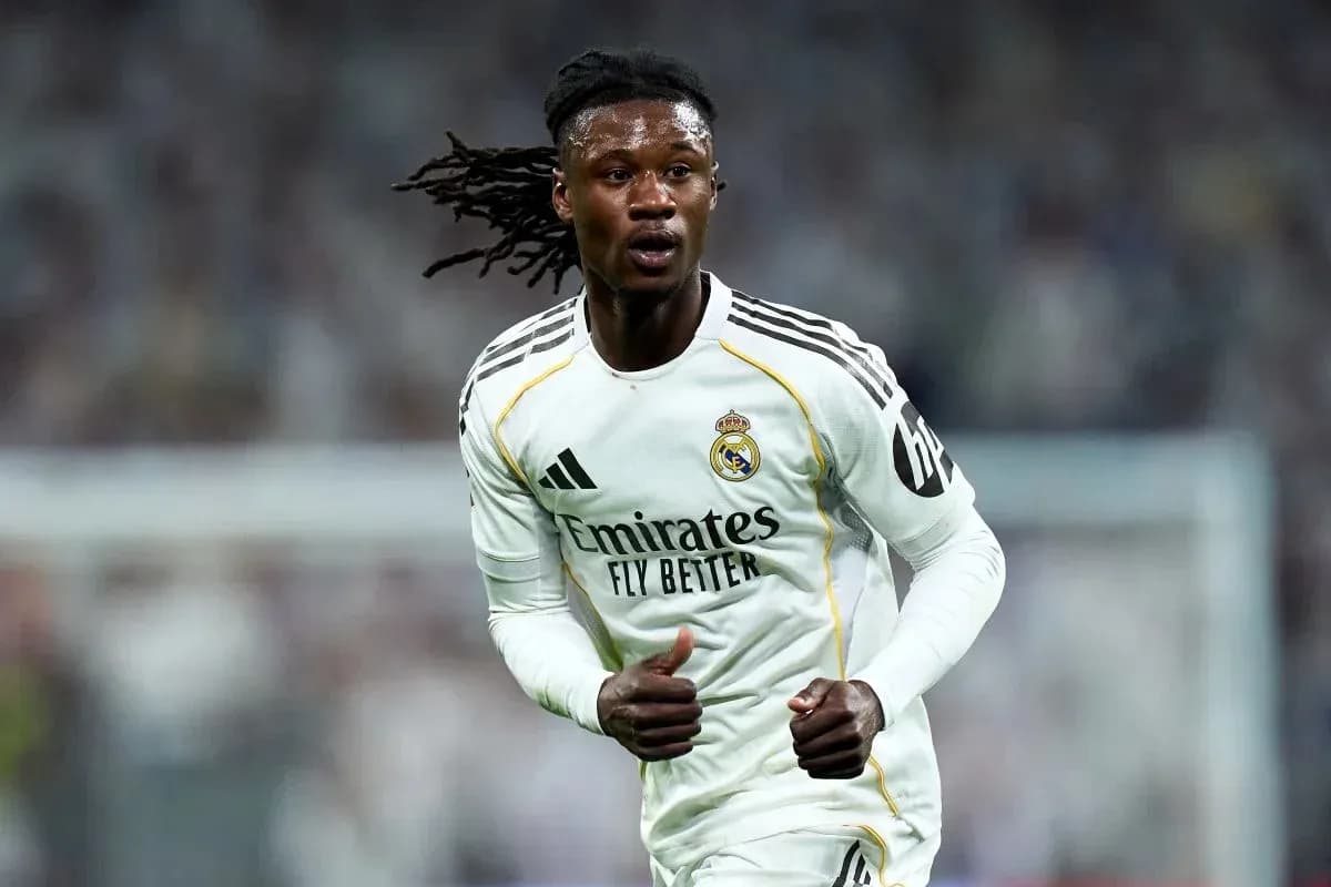 Joueur de Real Madrid courant sur le terrain Joueur de Real Madrid courant sur le terrain