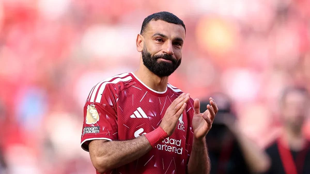 Joueur de Liverpool applaudissant les supporters après le match Joueur de Liverpool applaudissant les supporters après le match
