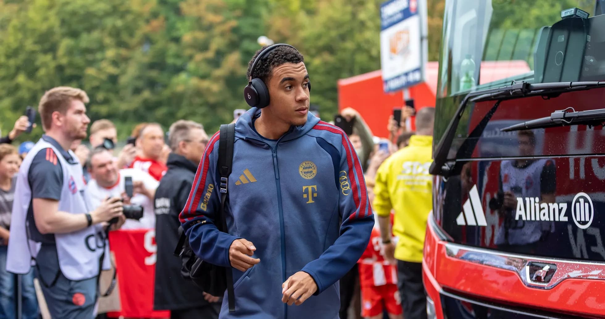 Joueur du Bayern Munich arrivant au bus d'équipe Joueur du Bayern Munich arrivant au bus d'équipe