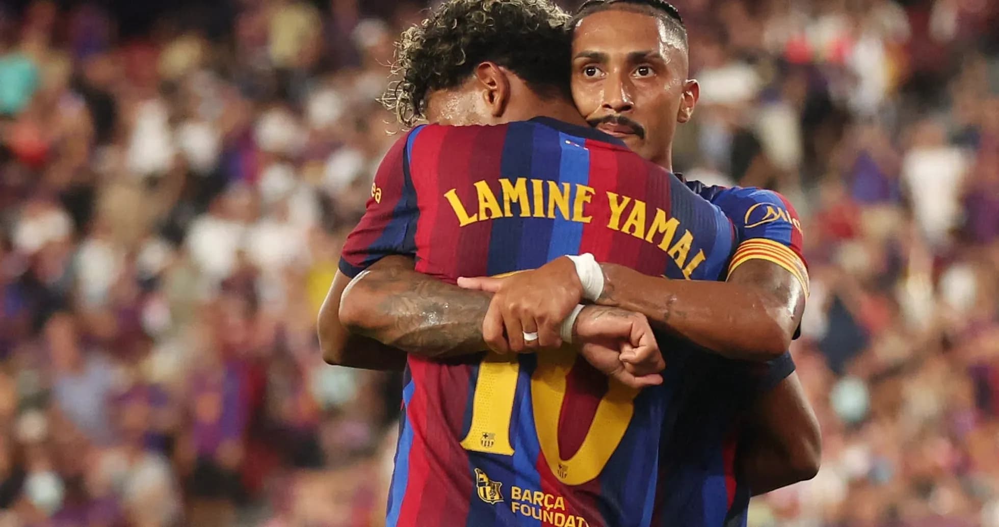 Joueurs de Barcelone s'étreignant après un but Joueurs de Barcelone s'étreignant après un but