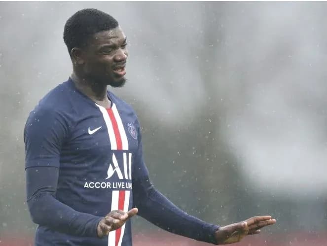 Joueur du PSG gesticulant sous la pluie Joueur du PSG gesticulant sous la pluie
