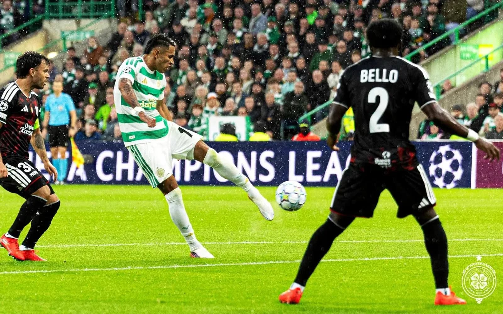Un joueur de Celtic tirant au but Un joueur de Celtic tirant au but