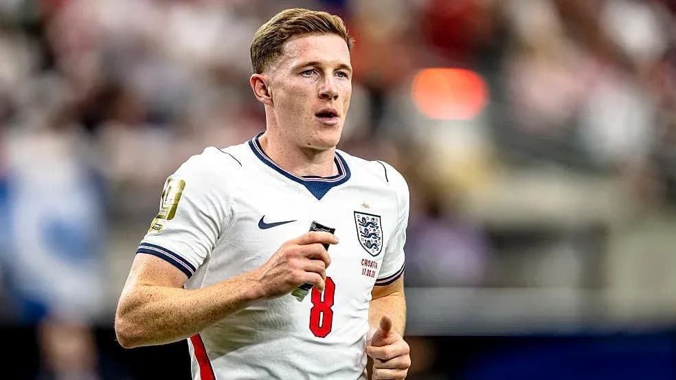 Joueur anglais courant sur le terrain de football Joueur anglais courant sur le terrain de football