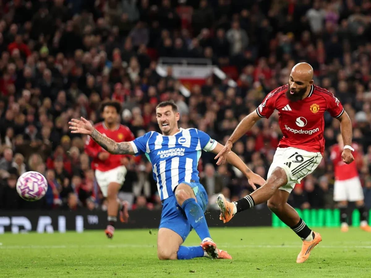 Un joueur de Brighton en chute contre Manchester United Un joueur de Brighton en chute contre Manchester United