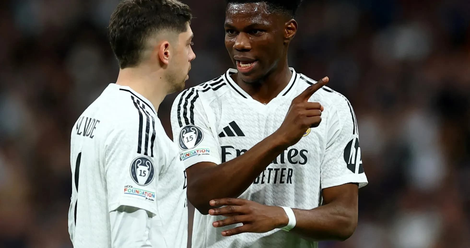 Deux joueurs de Real Madrid discutant sur le terrain Deux joueurs de Real Madrid discutant sur le terrain