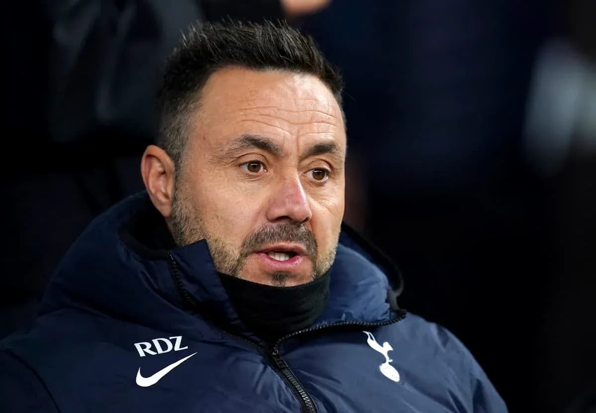 Entraîneur de Tottenham assis sur le banc Entraîneur de Tottenham assis sur le banc
