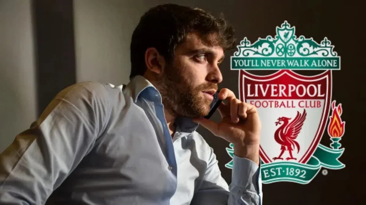 Homme au téléphone avec le logo de Liverpool en arrière-plan Homme au téléphone avec le logo de Liverpool en arrière-plan