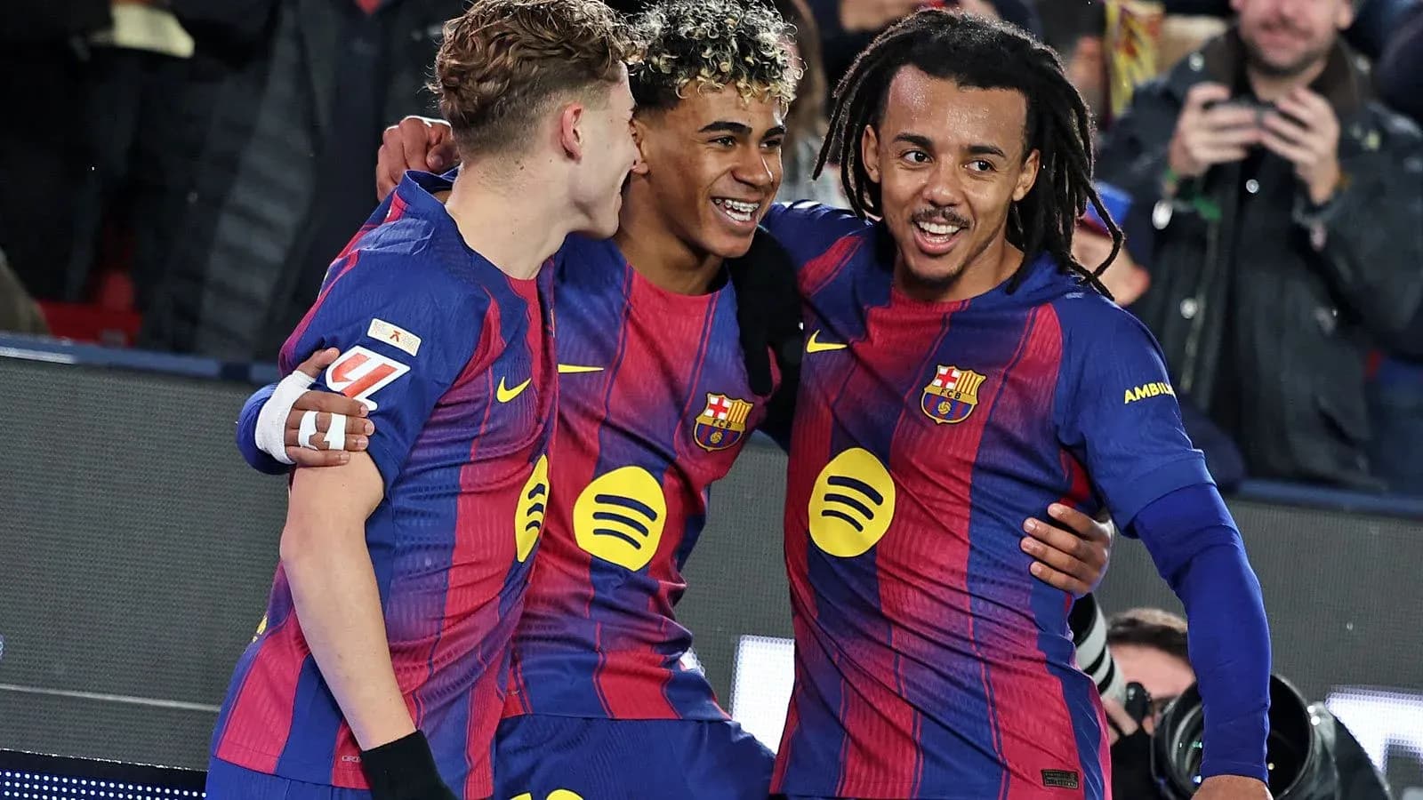 Trois joueurs du FC Barcelone célébrant un but Trois joueurs du FC Barcelone célébrant un but