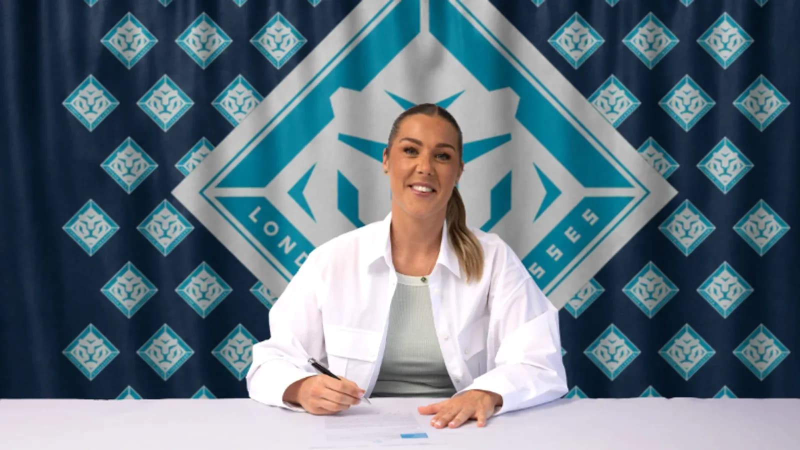 Joueuse signant un contrat devant un fond décoratif Joueuse signant un contrat devant un fond décoratif