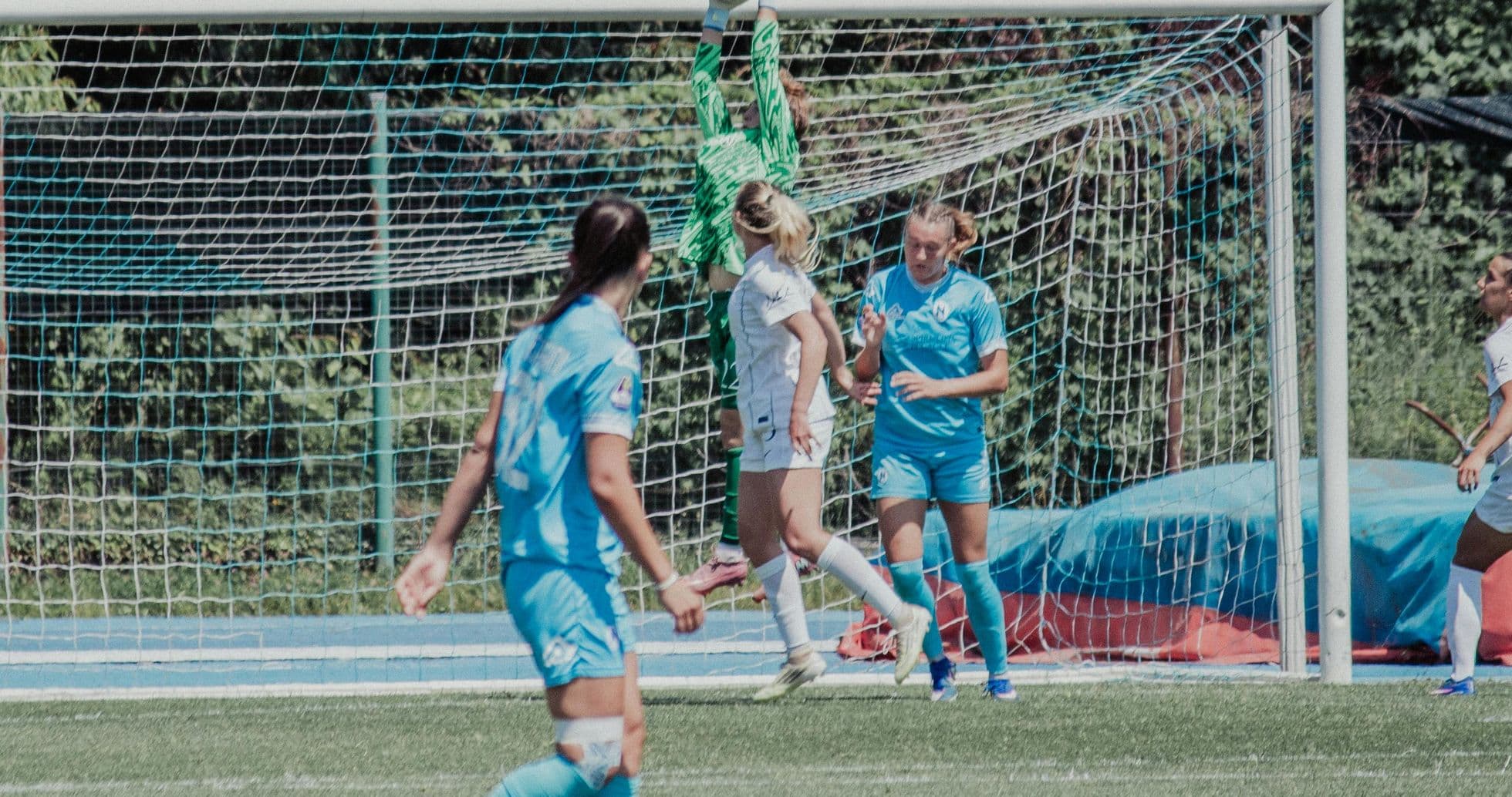 Gardienne attrapant le ballon pendant le match Gardienne attrapant le ballon pendant le match