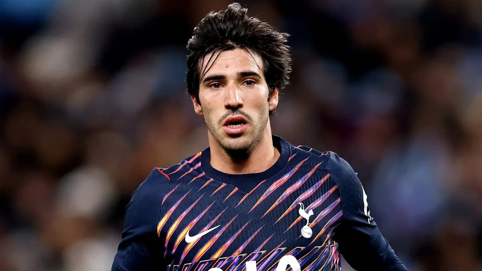 Joueur de Tottenham en action sur le terrain Joueur de Tottenham en action sur le terrain