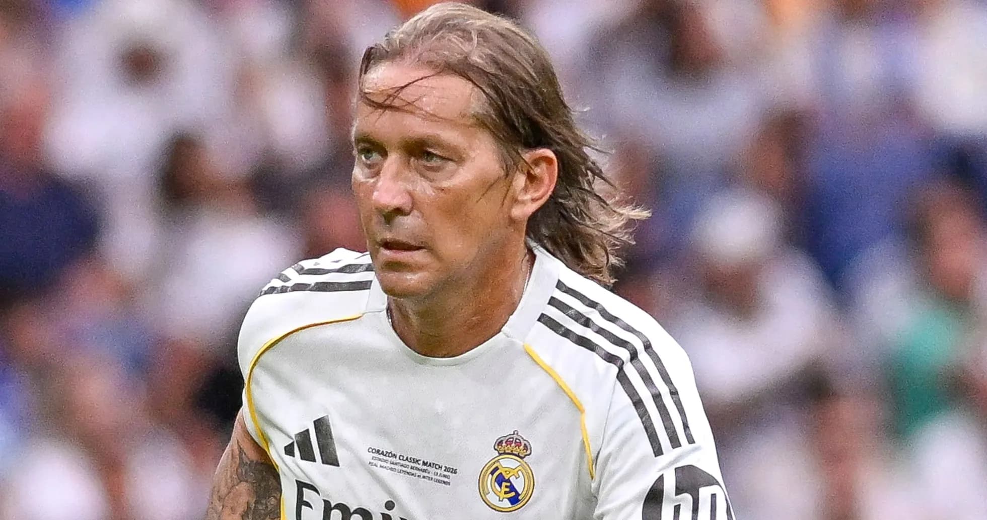 Joueur de football en action avec le maillot du Real Madrid Joueur de football en action avec le maillot du Real Madrid