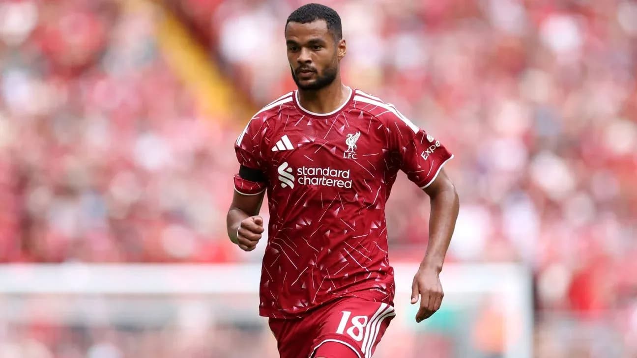 Joueur de Liverpool courant sur le terrain Joueur de Liverpool courant sur le terrain