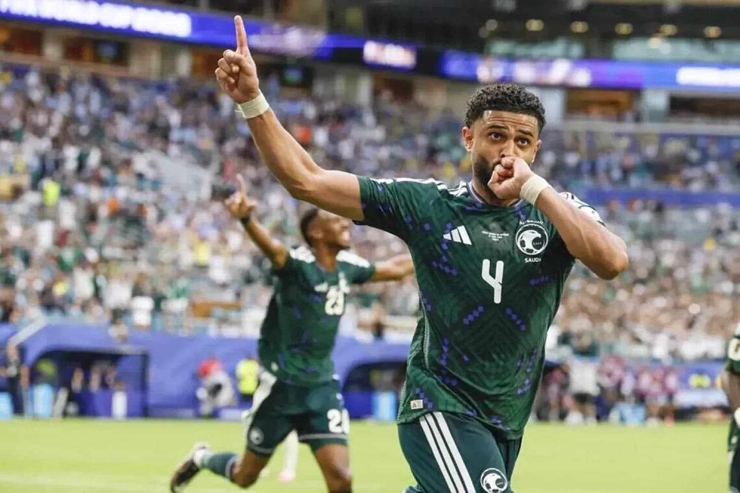 Joueur saoudien célébrant un but pendant le match Joueur saoudien célébrant un but pendant le match