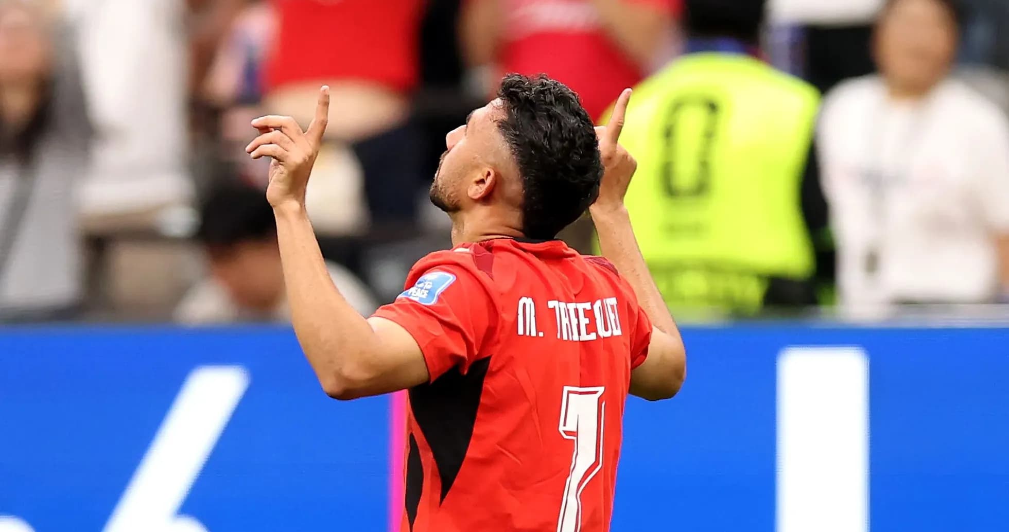 Joueur célébrant un but avec les bras levés Joueur célébrant un but avec les bras levés