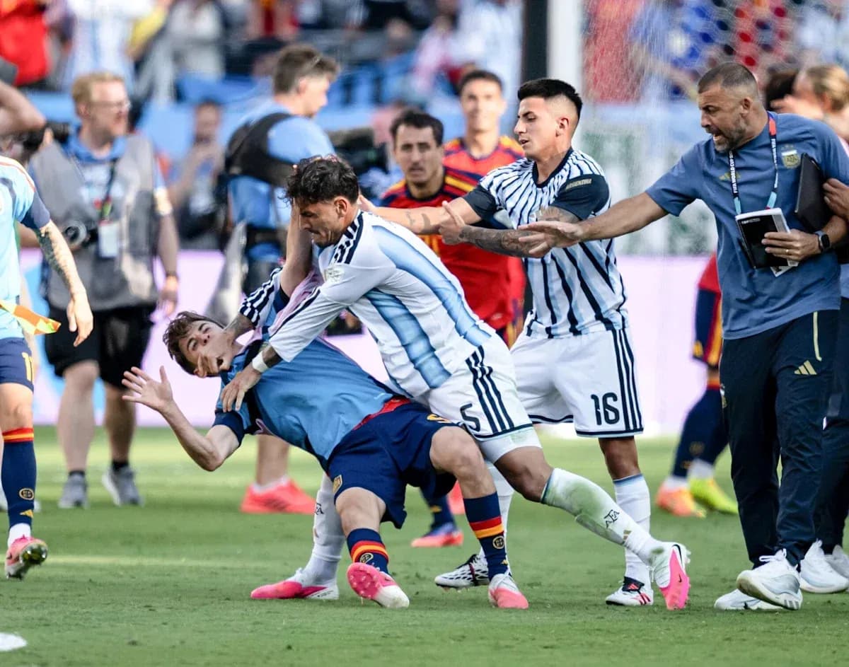 Joueurs argentins et espagnols en confrontation sur le terrain Joueurs argentins et espagnols en confrontation sur le terrain