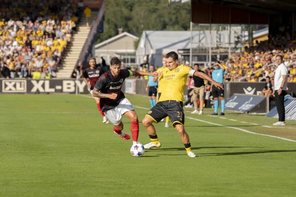Deux joueurs en compétition pour le ballon Deux joueurs en compétition pour le ballon