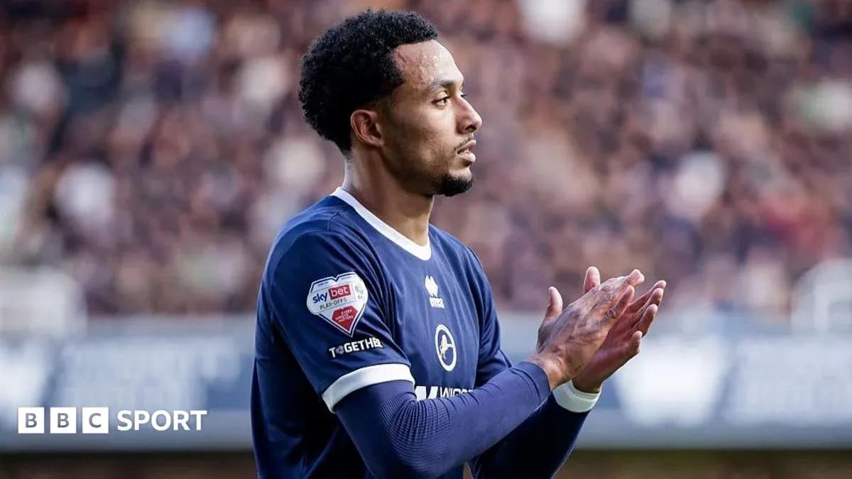 Joueur applaudissant lors d'un match de football Joueur applaudissant lors d'un match de football