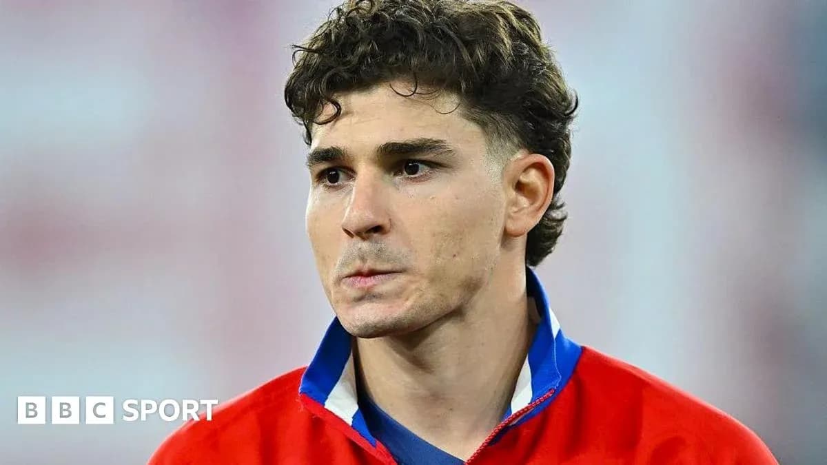 Joueur en maillot rouge, regard pensif avant le match Joueur en maillot rouge, regard pensif avant le match
