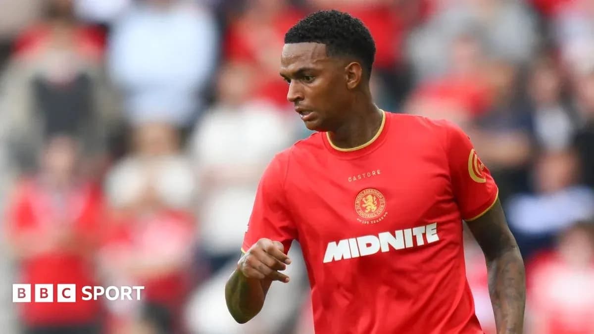 Joueur en maillot rouge courant sur le terrain Joueur en maillot rouge courant sur le terrain
