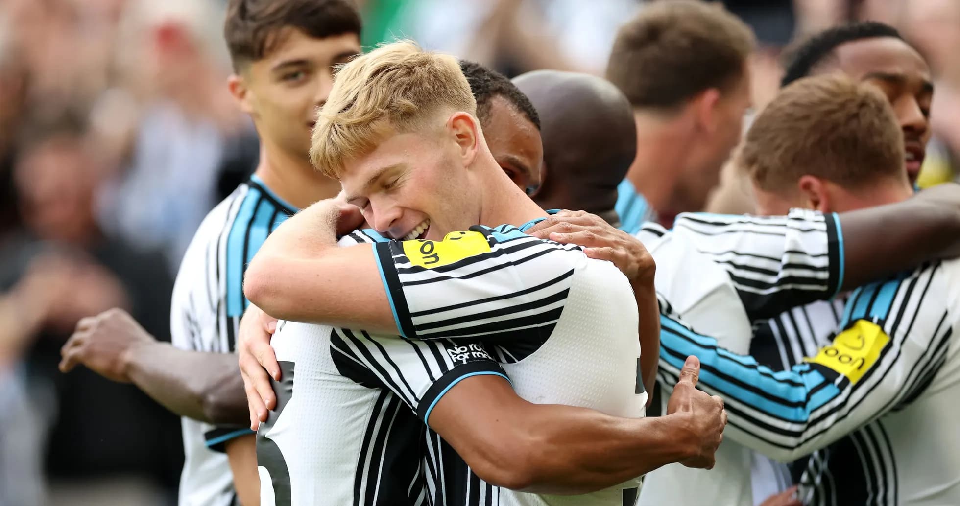 Joueurs de Newcastle célébrant un but ensemble Joueurs de Newcastle célébrant un but ensemble