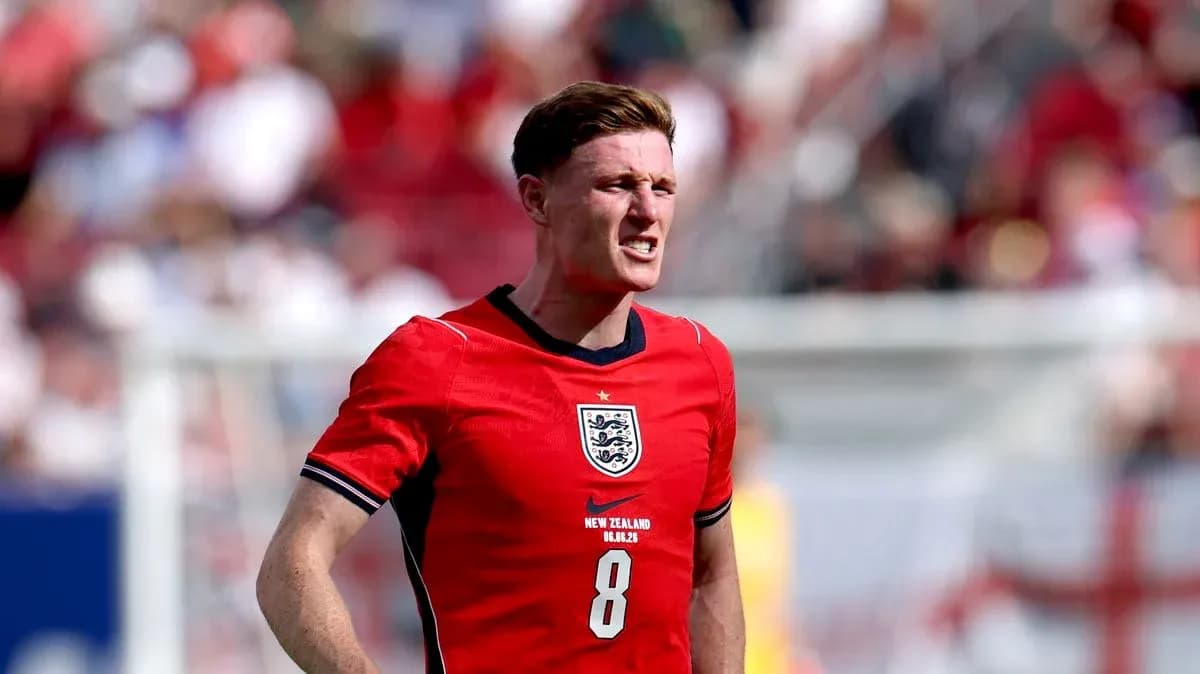 Joueur en maillot rouge sur le terrain de football Joueur en maillot rouge sur le terrain de football