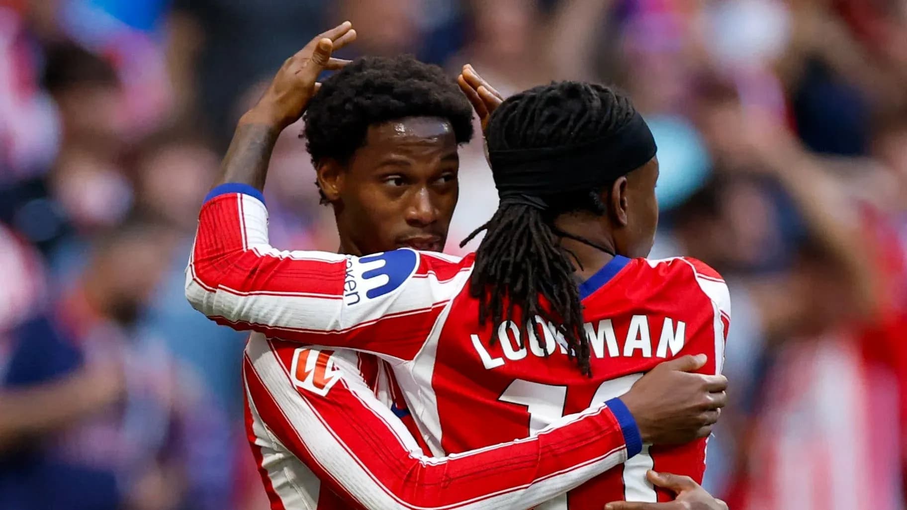 Joueurs d'Atletico Madrid célébrant un but ensemble Joueurs d'Atletico Madrid célébrant un but ensemble