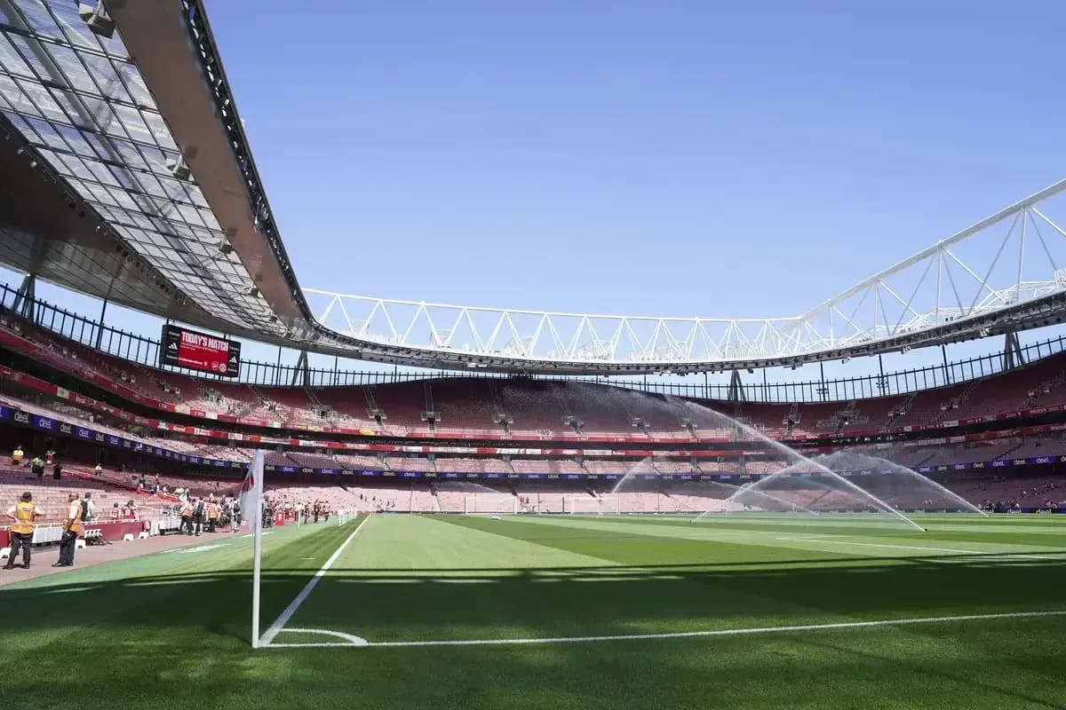 Vue du terrain et des gradins à l'Emirates Stadium Vue du terrain et des gradins à l'Emirates Stadium