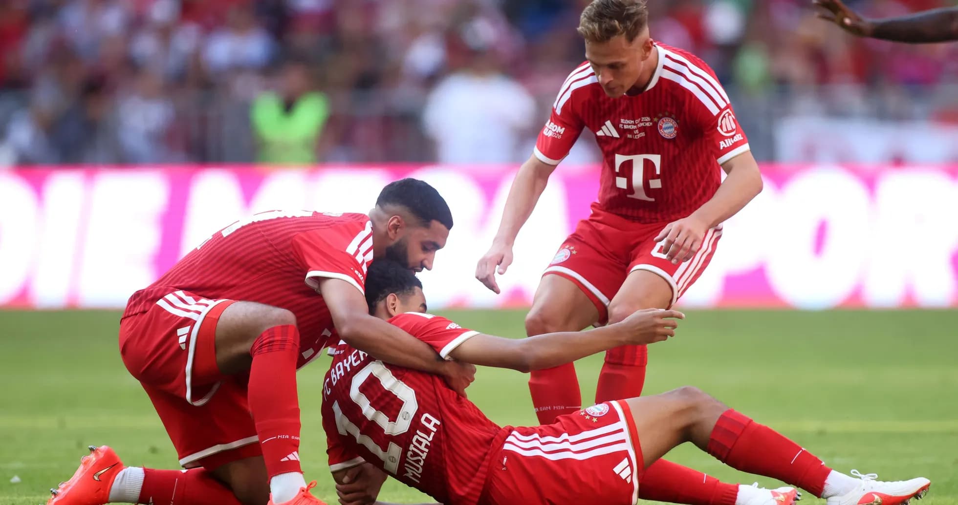 Joueurs du Bayern célébrant un but sur le terrain Joueurs du Bayern célébrant un but sur le terrain