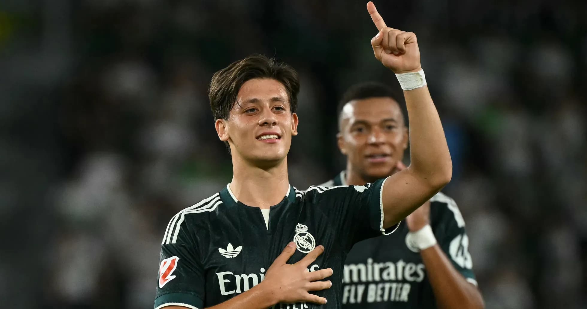 Joueur de Real Madrid célébrant un but avec coéquipier Joueur de Real Madrid célébrant un but avec coéquipier