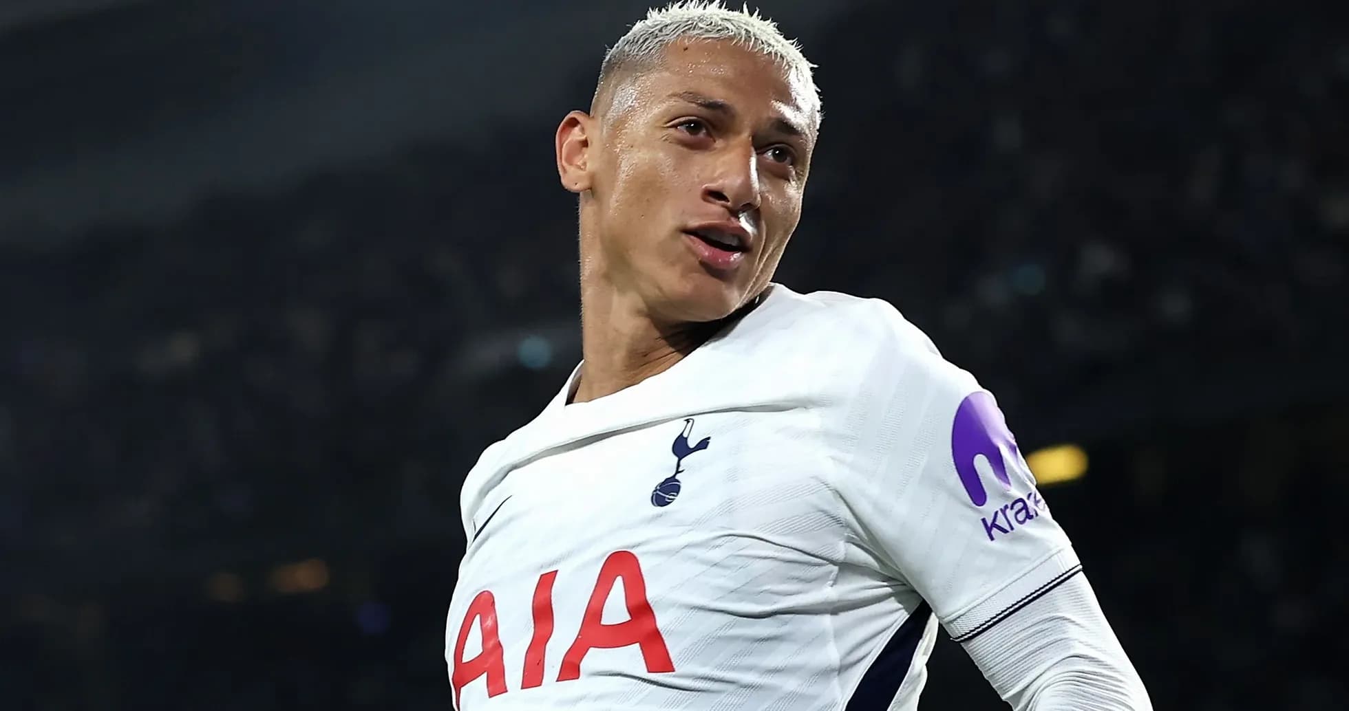 Joueur de Tottenham célébrant un but au stade Joueur de Tottenham célébrant un but au stade