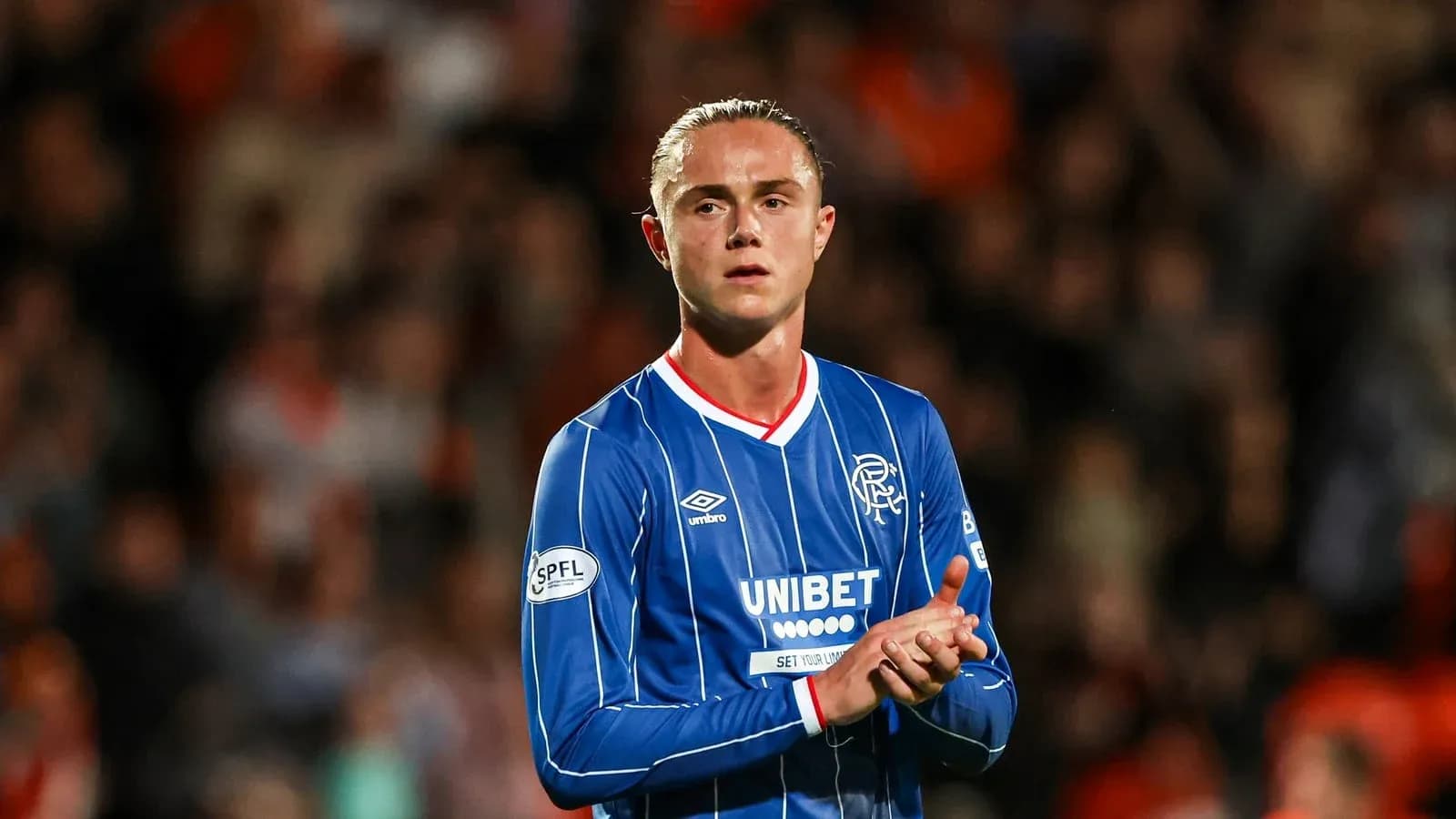 Joueur applaudissant sur le terrain pendant un match Joueur applaudissant sur le terrain pendant un match