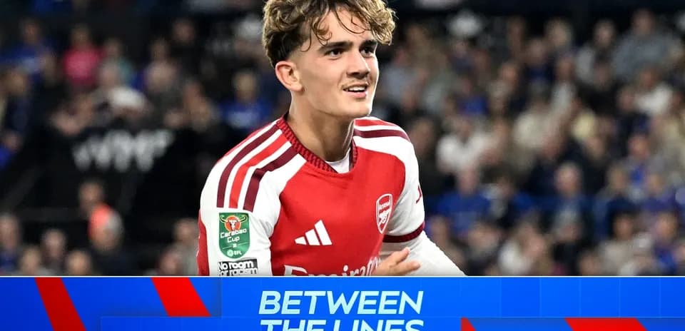 Joueur d'Arsenal célébrant un but pendant un match Joueur d'Arsenal célébrant un but pendant un match