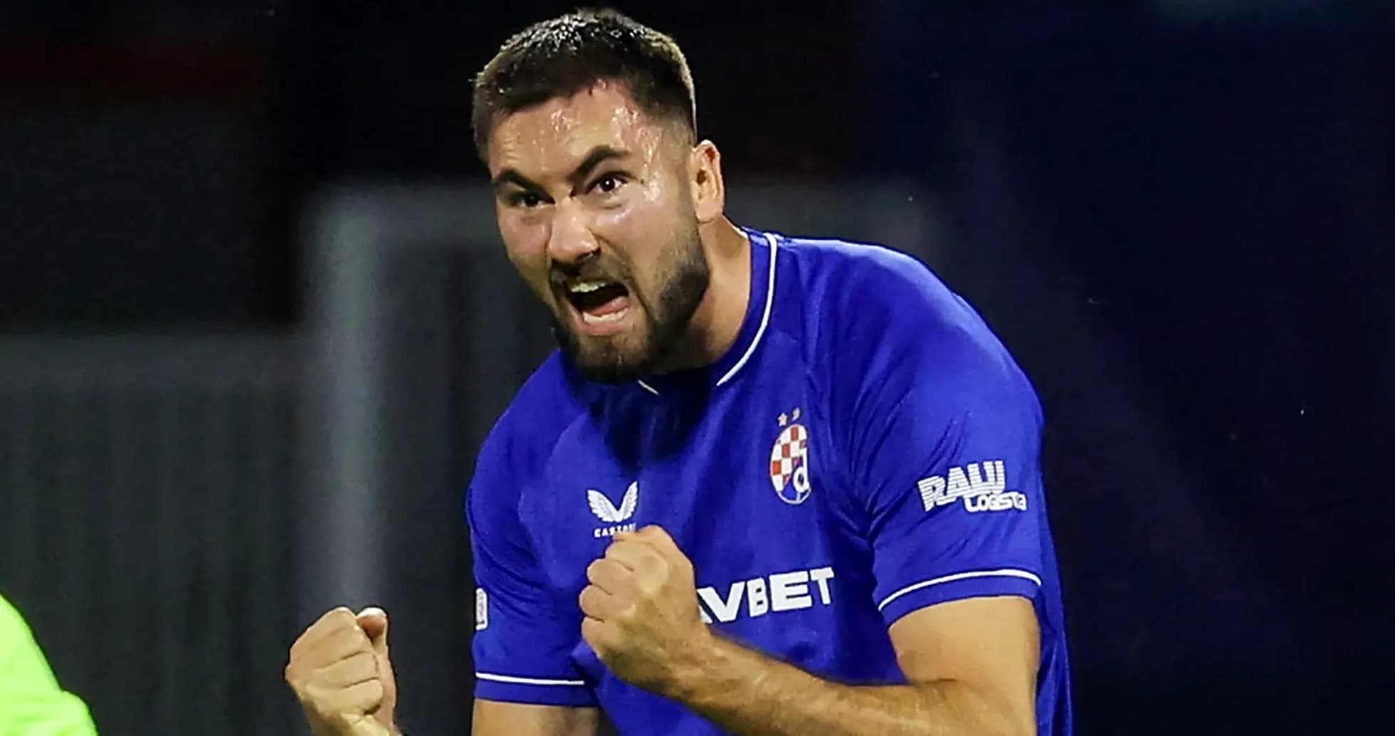 Joueur célébrant un but en maillot bleu Joueur célébrant un but en maillot bleu