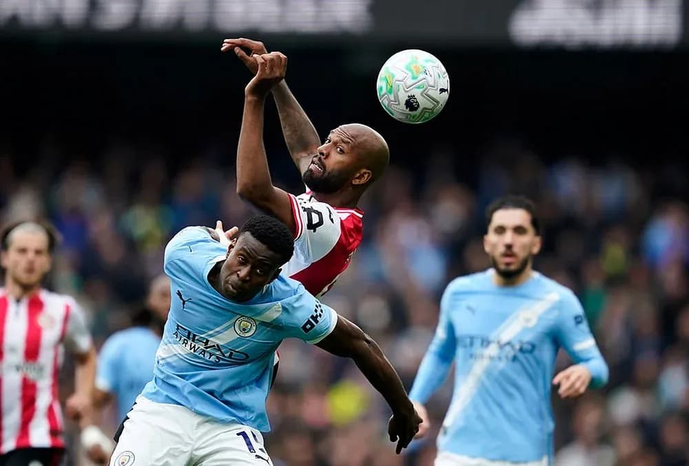 Deux joueurs en compétition pour le ballon Deux joueurs en compétition pour le ballon
