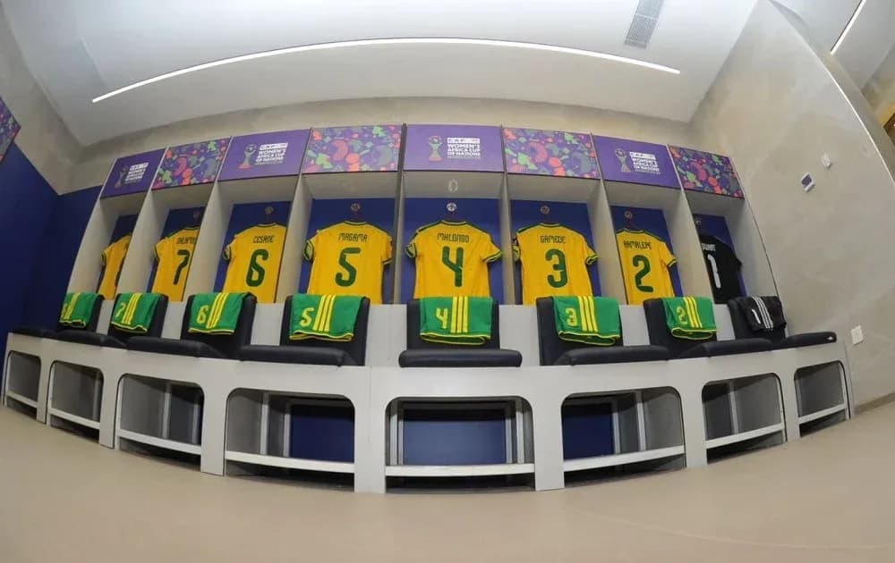 Vestiaires avec maillots de l'équipe de football Vestiaires avec maillots de l'équipe de football