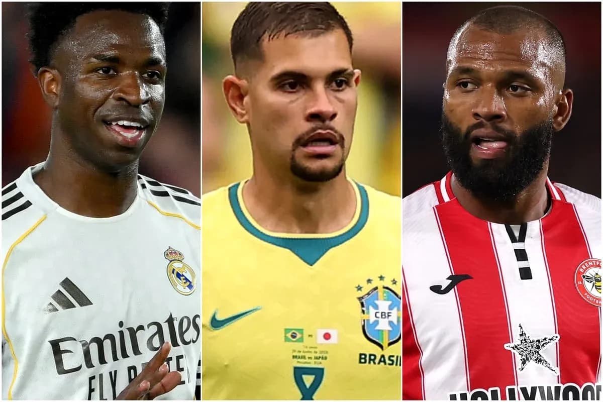 Trois joueurs de football en maillots d'équipe nationale Trois joueurs de football en maillots d'équipe nationale