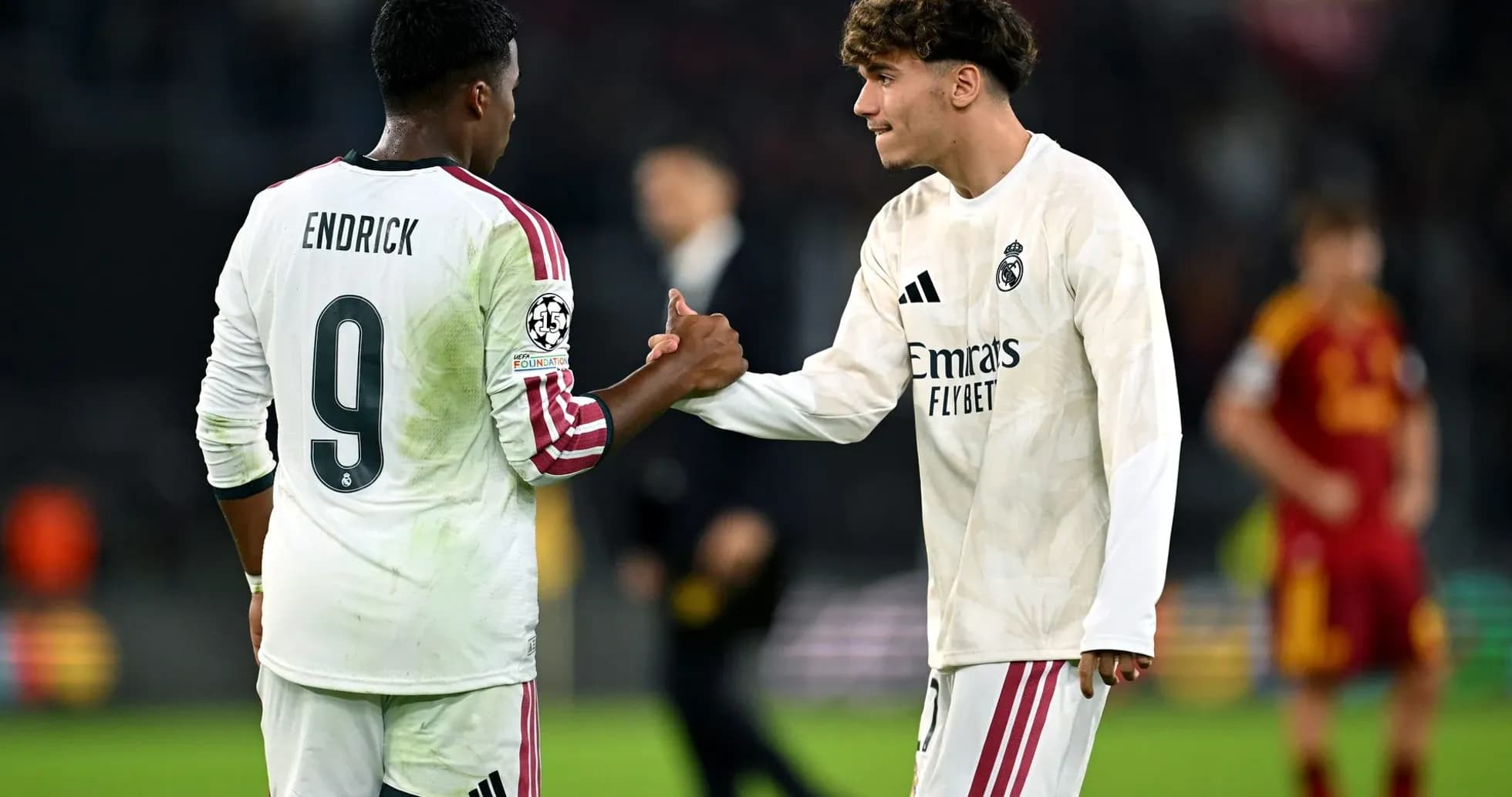 Endrick et un coéquipier se saluent après le match Endrick et un coéquipier se saluent après le match