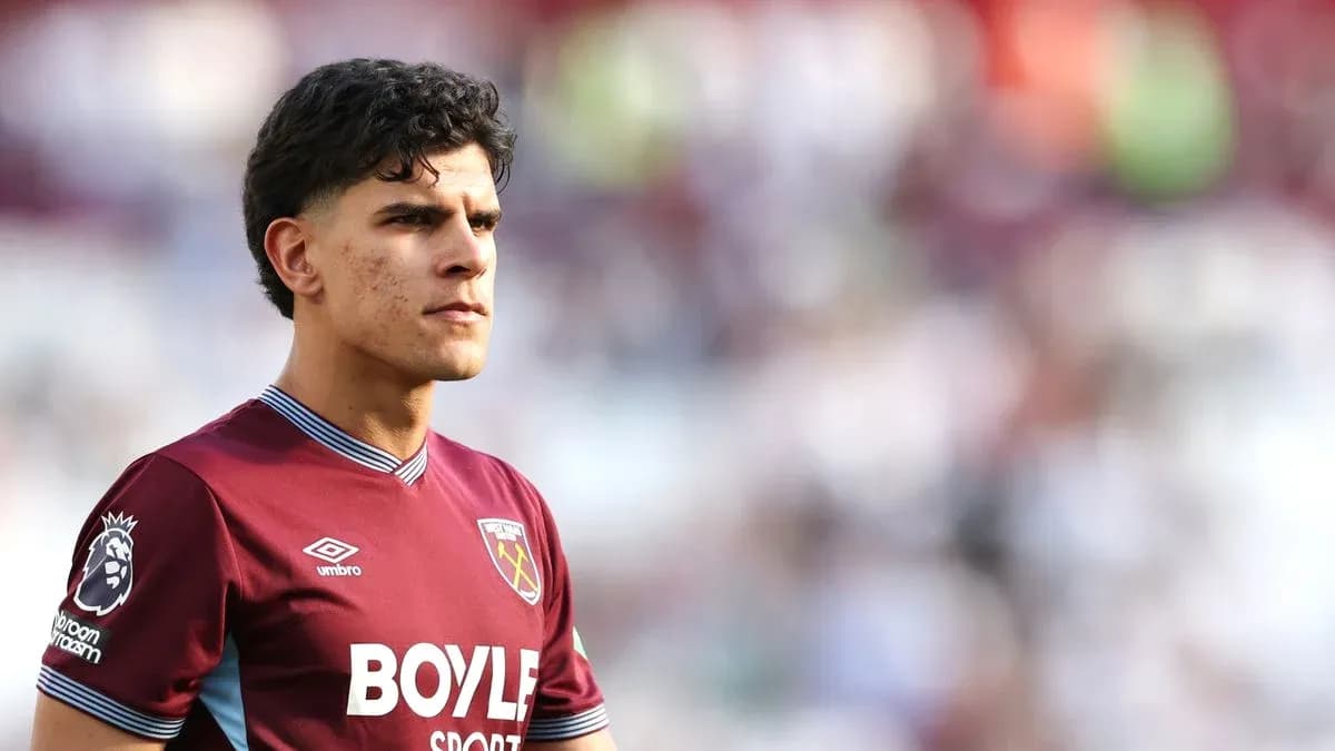 Joueur de West Ham en tenue d'équipe sur le terrain Joueur de West Ham en tenue d'équipe sur le terrain