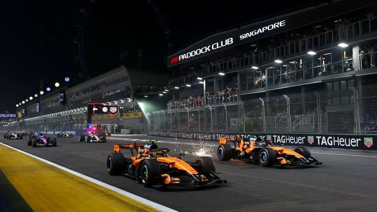Deux voitures McLaren en course lors du Grand Prix de Singapour Deux voitures McLaren en course lors du Grand Prix de Singapour