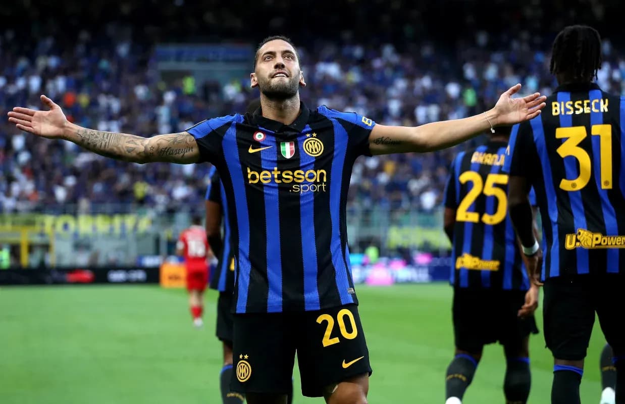 Joueur d'Inter Milan célébrant un but avec coéquipiers Joueur d'Inter Milan célébrant un but avec coéquipiers