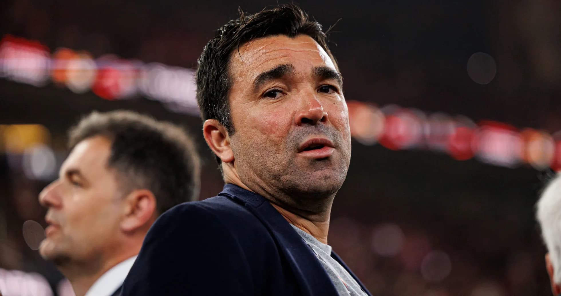 Homme observant un match depuis les tribunes Homme observant un match depuis les tribunes