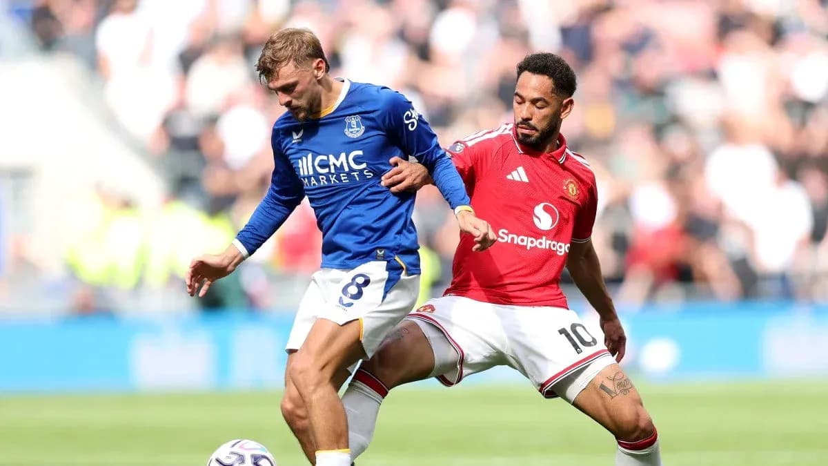 Joueur d'Everton et de Manchester United en duel Joueur d'Everton et de Manchester United en duel