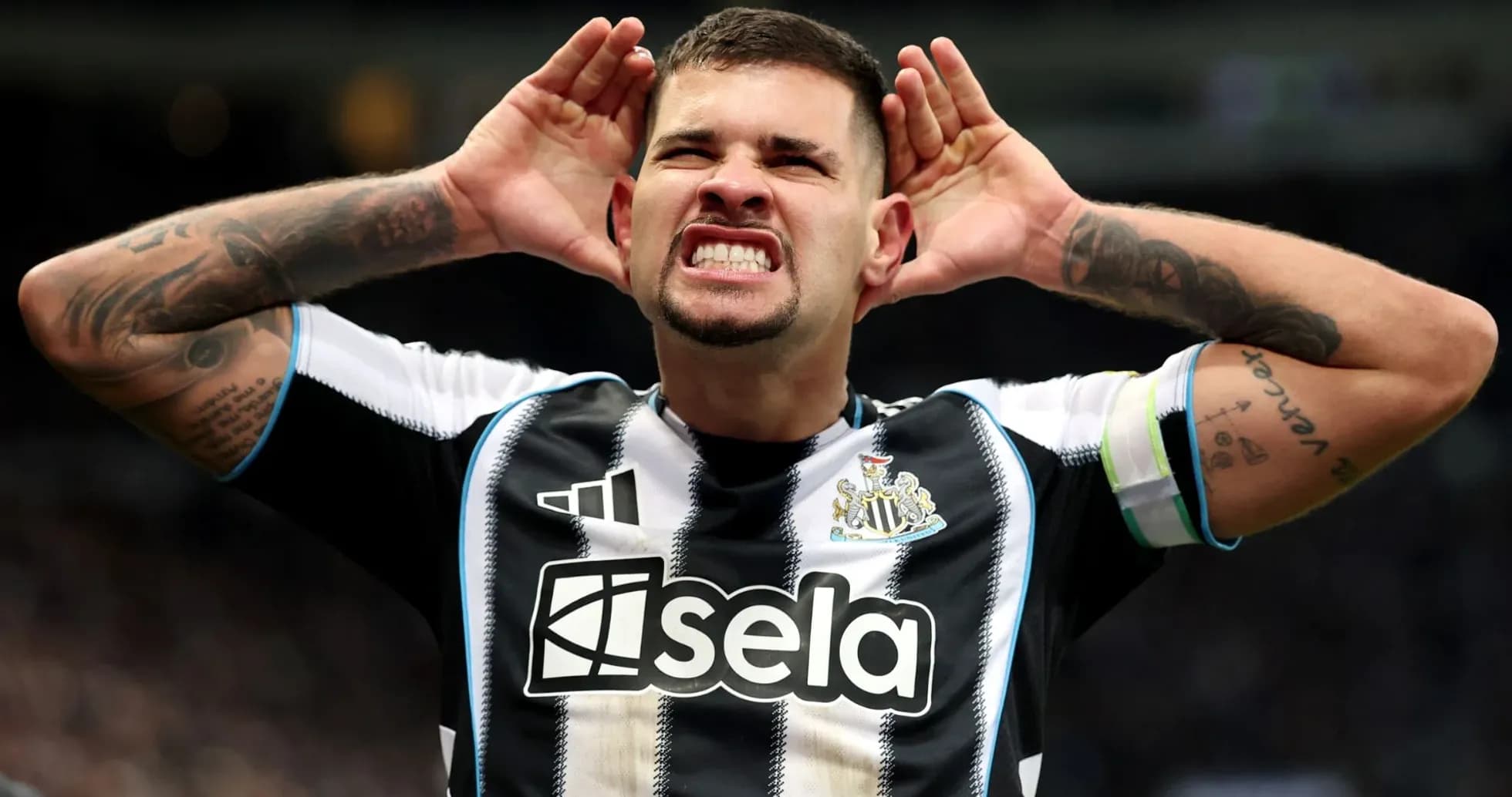 Joueur de Newcastle célébrant avec les mains aux oreilles Joueur de Newcastle célébrant avec les mains aux oreilles