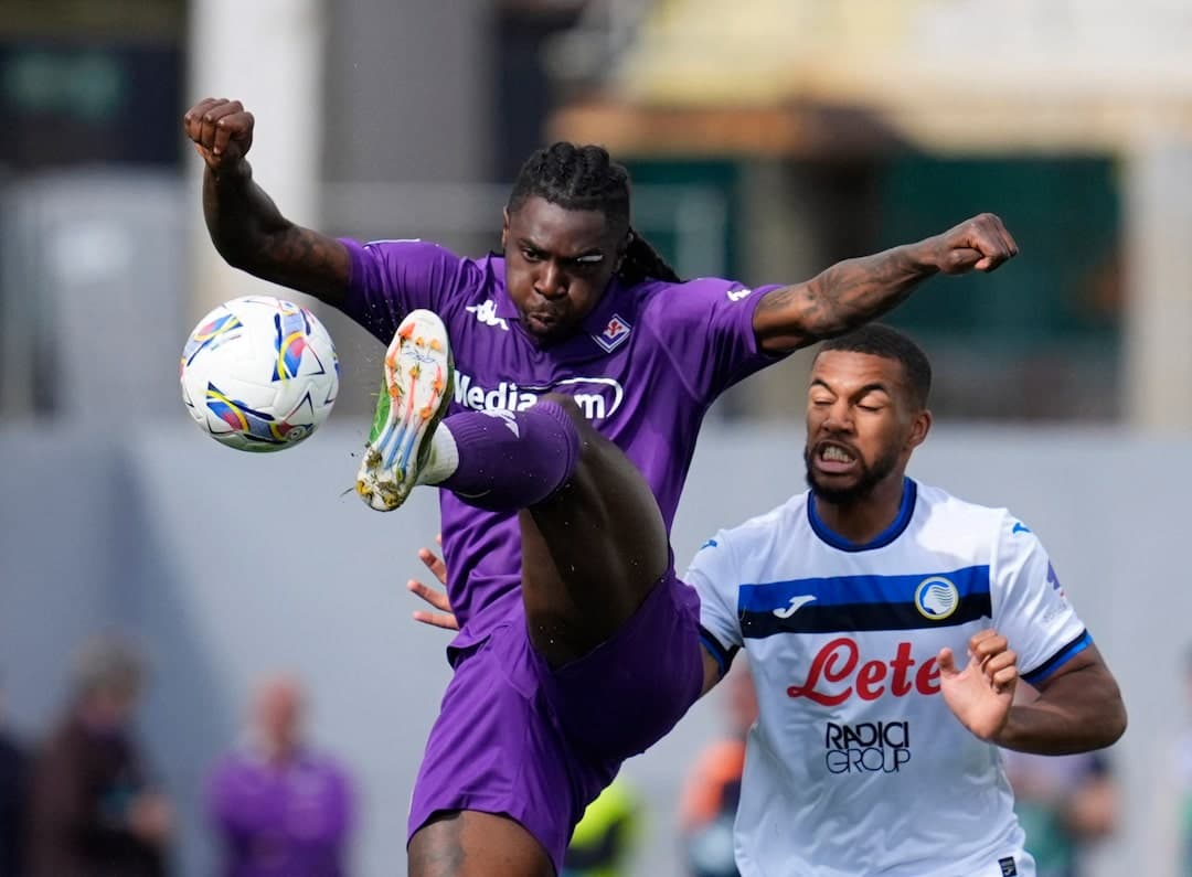 Joueur de la Fiorentina en action contre Atalanta Joueur de la Fiorentina en action contre Atalanta