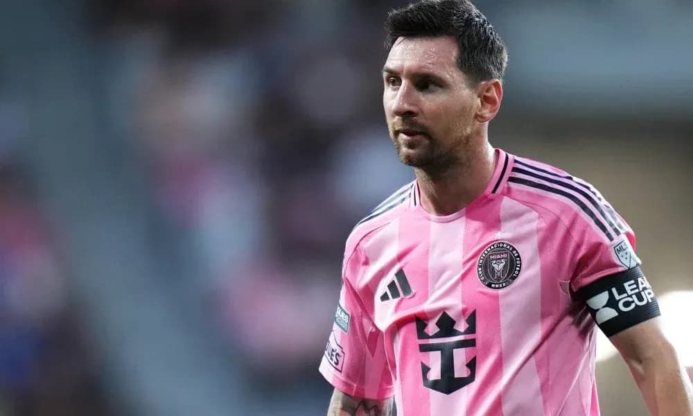 Lionel Messi en maillot rose d'Inter Miami sur le terrain Lionel Messi en maillot rose d'Inter Miami sur le terrain